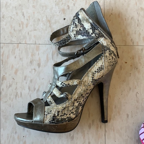 Size NINE Snake Skin Heels - Picture 2 of 4